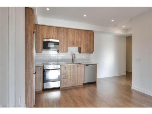 2609-15 Wellington Street S, Kitchener, ON - Indoor Photo Showing Kitchen