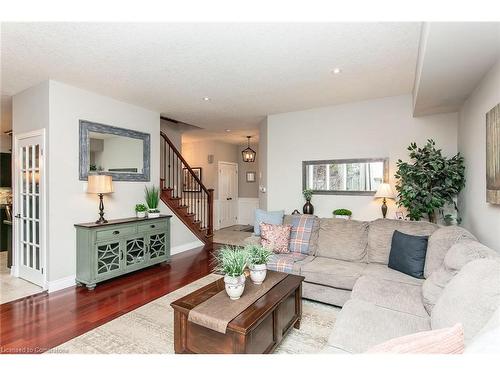 206 Westhollow Court, Waterloo, ON - Indoor Photo Showing Living Room