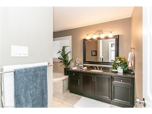 206 Westhollow Court, Waterloo, ON - Indoor Photo Showing Bathroom