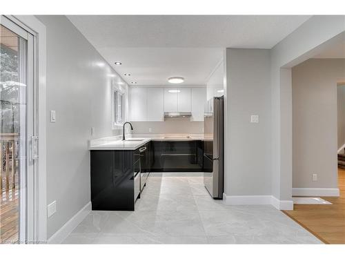 27-49 Cedarwoods Crescent, Kitchener, ON - Indoor Photo Showing Kitchen