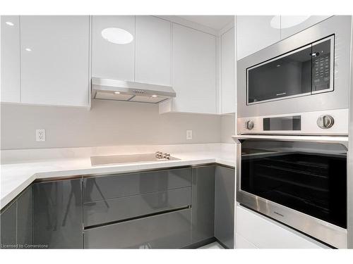 27-49 Cedarwoods Crescent, Kitchener, ON - Indoor Photo Showing Kitchen