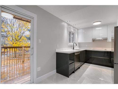 27-49 Cedarwoods Crescent, Kitchener, ON - Indoor Photo Showing Kitchen