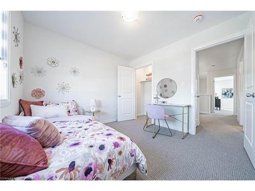 44-155 Equestrian Way, Cambridge, ON - Indoor Photo Showing Bedroom