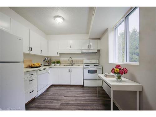 107-163 Ferguson Drive, Woodstock, ON - Indoor Photo Showing Kitchen