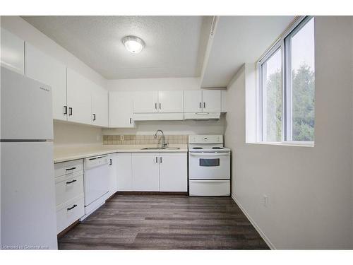 107-163 Ferguson Drive, Woodstock, ON - Indoor Photo Showing Kitchen