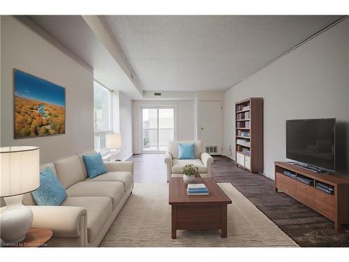 107-163 Ferguson Drive, Woodstock, ON - Indoor Photo Showing Living Room