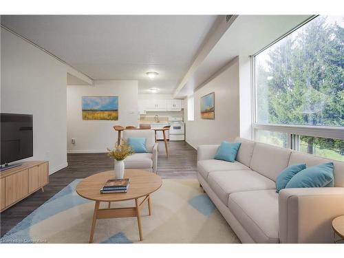 107-163 Ferguson Drive, Woodstock, ON - Indoor Photo Showing Living Room