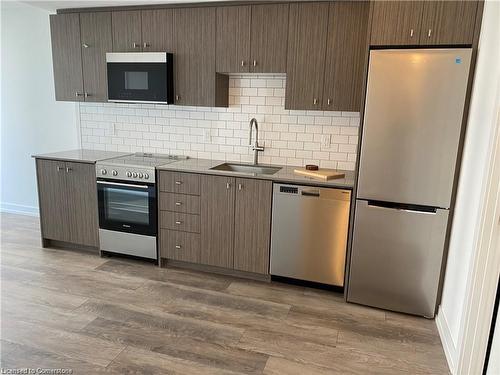 814-15 Wellington Street, Kitchener, ON - Indoor Photo Showing Kitchen With Upgraded Kitchen