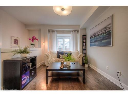 19-342 Mill Street, Kitchener, ON - Indoor Photo Showing Living Room