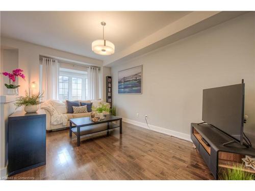 19-342 Mill Street, Kitchener, ON - Indoor Photo Showing Living Room