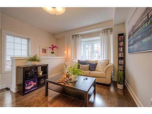 19-342 Mill Street, Kitchener, ON - Indoor Photo Showing Living Room