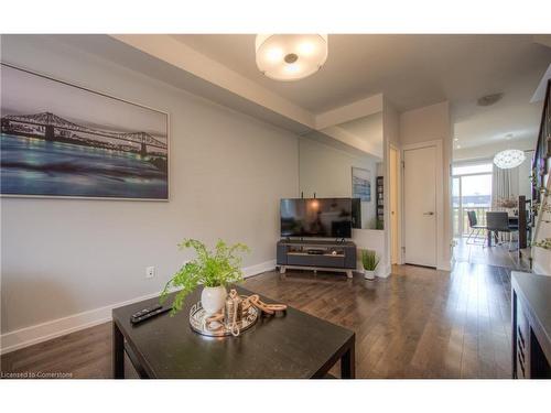 19-342 Mill Street, Kitchener, ON - Indoor Photo Showing Living Room