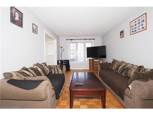 580 Old Huron Place, Kitchener, ON - Indoor Photo Showing Living Room