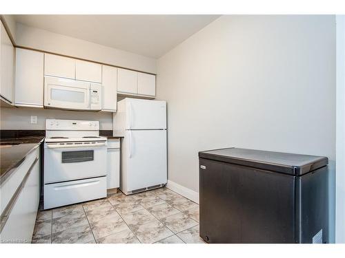 303-275 Eiwo Court, Waterloo, ON - Indoor Photo Showing Kitchen