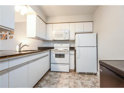 303-275 Eiwo Court, Waterloo, ON - Indoor Photo Showing Kitchen