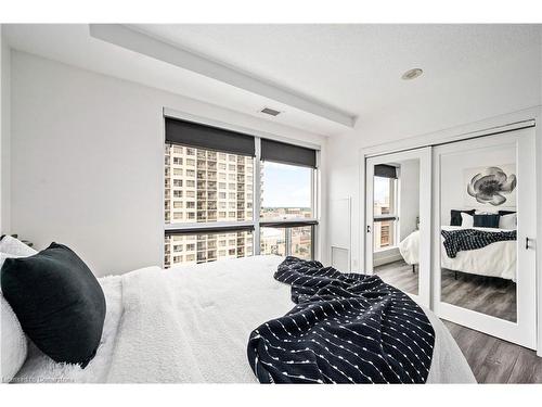 1710-330 Ridout Street N, London, ON - Indoor Photo Showing Bedroom