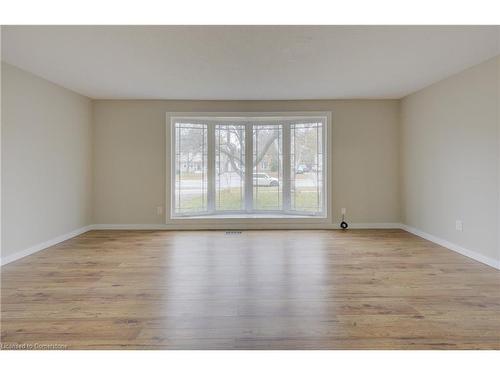 572 Elgin Street N, Cambridge, ON - Indoor Photo Showing Living Room