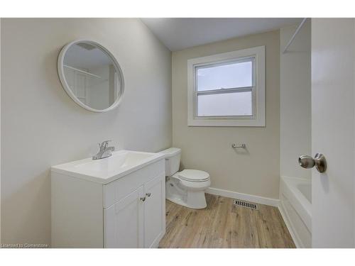 572 Elgin Street N, Cambridge, ON - Indoor Photo Showing Bedroom