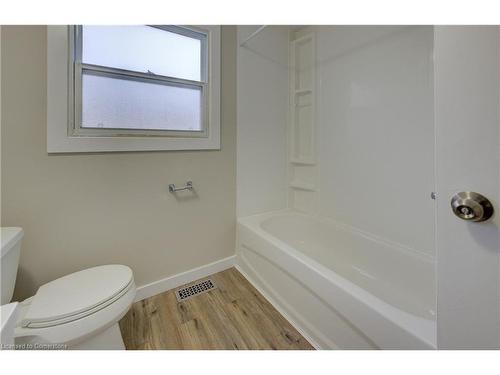 572 Elgin Street N, Cambridge, ON - Indoor Photo Showing Bathroom