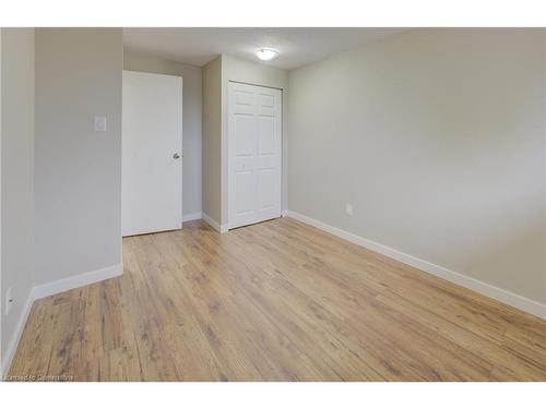 572 Elgin Street N, Cambridge, ON - Indoor Photo Showing Bathroom