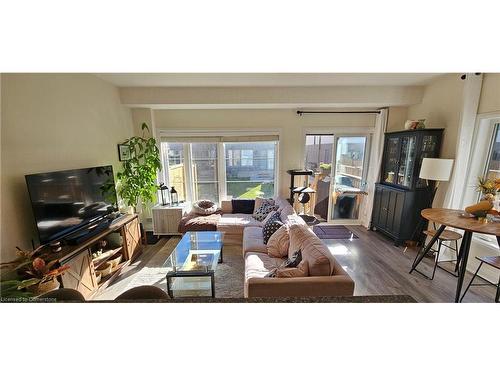 16 Steele Crescent, Guelph, ON - Indoor Photo Showing Living Room