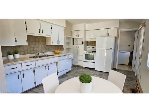 496 River Road, Cambridge, ON - Indoor Photo Showing Kitchen With Double Sink