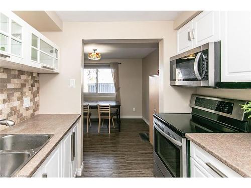 33-130 Kingswood Drive, Kitchener, ON - Indoor Photo Showing Kitchen With Double Sink