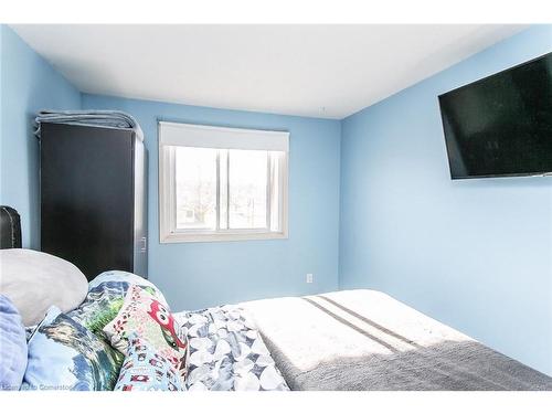 33-130 Kingswood Drive, Kitchener, ON - Indoor Photo Showing Bedroom