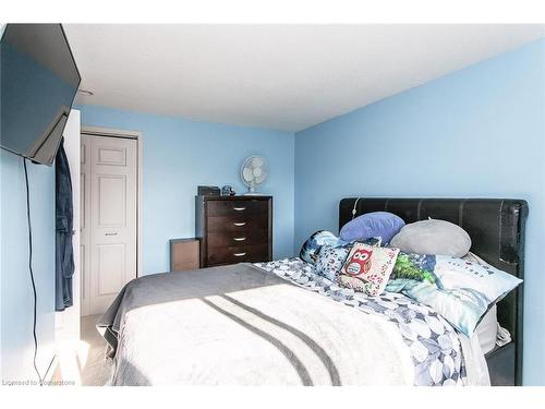 33-130 Kingswood Drive, Kitchener, ON - Indoor Photo Showing Bedroom