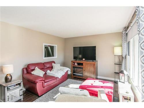 33-130 Kingswood Drive, Kitchener, ON - Indoor Photo Showing Living Room