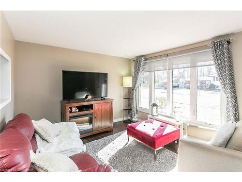 33-130 Kingswood Drive, Kitchener, ON - Indoor Photo Showing Living Room