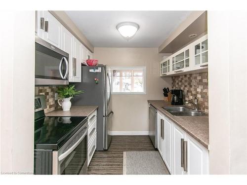 33-130 Kingswood Drive, Kitchener, ON - Indoor Photo Showing Kitchen With Double Sink