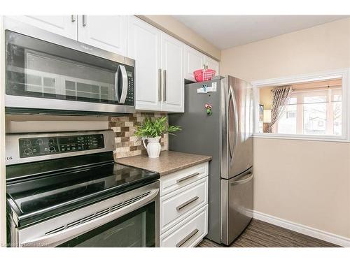 33-130 Kingswood Drive, Kitchener, ON - Indoor Photo Showing Kitchen