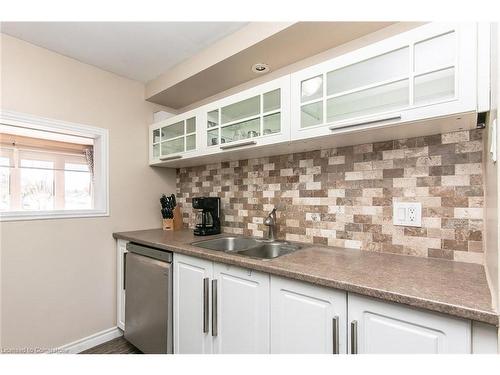 33-130 Kingswood Drive, Kitchener, ON - Indoor Photo Showing Kitchen With Double Sink