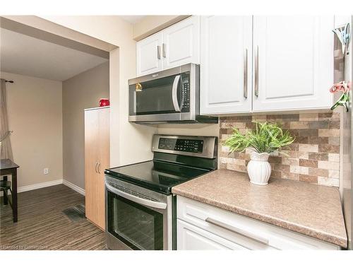 33-130 Kingswood Drive, Kitchener, ON - Indoor Photo Showing Kitchen