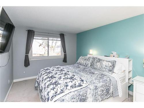 33-130 Kingswood Drive, Kitchener, ON - Indoor Photo Showing Bedroom