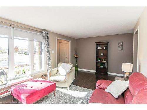 33-130 Kingswood Drive, Kitchener, ON - Indoor Photo Showing Living Room