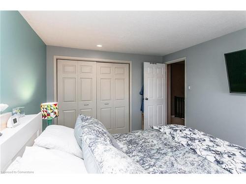 33-130 Kingswood Drive, Kitchener, ON - Indoor Photo Showing Bedroom