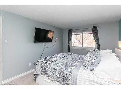 33-130 Kingswood Drive, Kitchener, ON - Indoor Photo Showing Bedroom