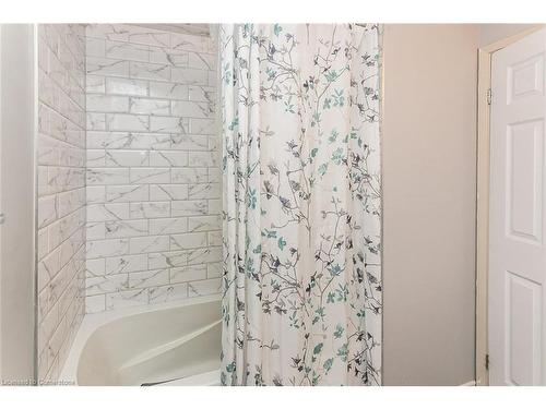 33-130 Kingswood Drive, Kitchener, ON - Indoor Photo Showing Bathroom