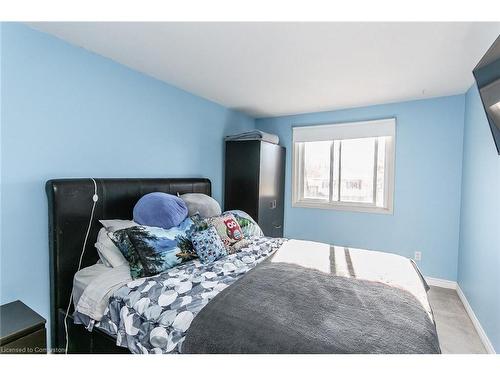 33-130 Kingswood Drive, Kitchener, ON - Indoor Photo Showing Bedroom