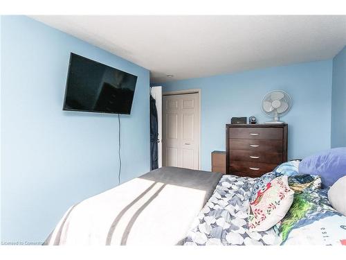 33-130 Kingswood Drive, Kitchener, ON - Indoor Photo Showing Bedroom