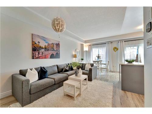 16-110 Highland Road E, Kitchener, ON - Indoor Photo Showing Living Room