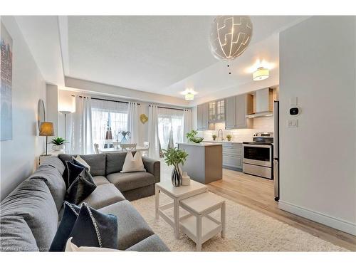 16-110 Highland Road E, Kitchener, ON - Indoor Photo Showing Living Room