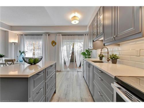 16-110 Highland Road E, Kitchener, ON - Indoor Photo Showing Kitchen With Upgraded Kitchen