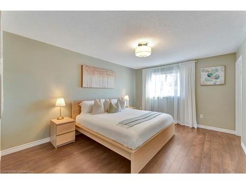 16-110 Highland Road E, Kitchener, ON - Indoor Photo Showing Bedroom