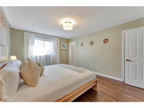 16-110 Highland Road E, Kitchener, ON - Indoor Photo Showing Bedroom