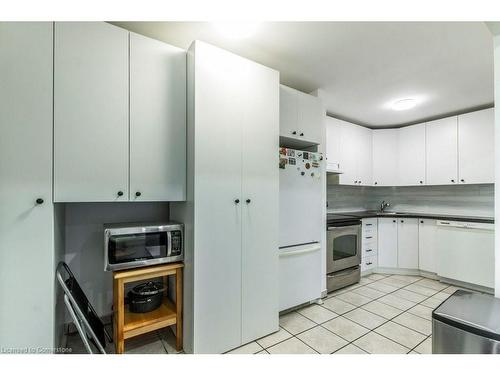 E-48 Windom Road, Kitchener, ON - Indoor Photo Showing Kitchen