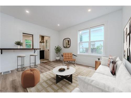 A-76 Wellington Street N, Kitchener, ON - Indoor Photo Showing Living Room