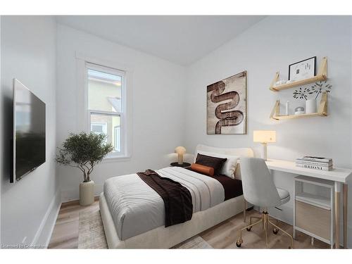 A-76 Wellington Street N, Kitchener, ON - Indoor Photo Showing Bedroom